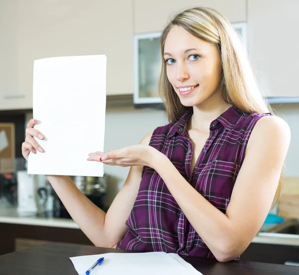 Glückliche Hausfrau mit Papier — Stockfoto