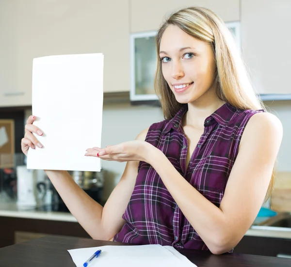 Heureuse femme au foyer avec du papier — Photo