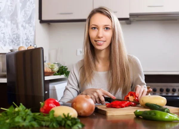 Kvinnan matlagning grönsaker — Stockfoto