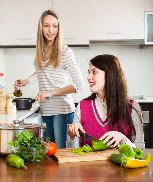 Sonrientes mujeres casuales cocinar alimentos —  Fotos de Stock