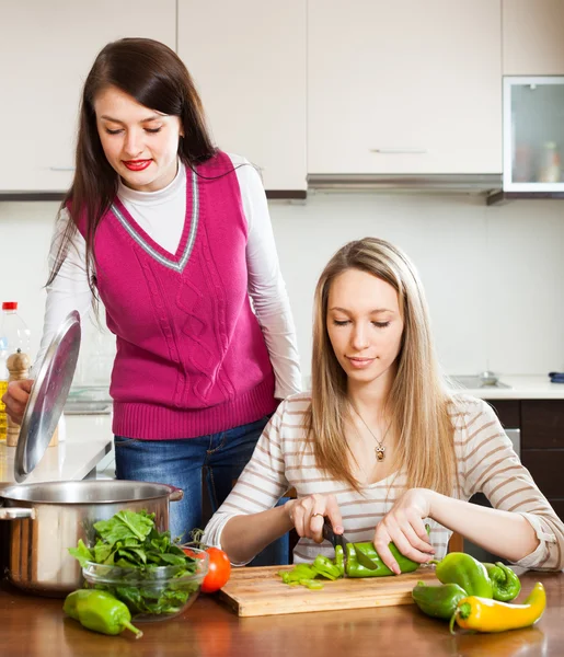Tillfälliga kvinnor matlagning mat — Stockfoto