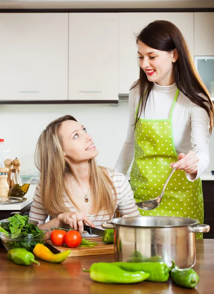 Due donne che cucinano zuppa insieme — Foto Stock