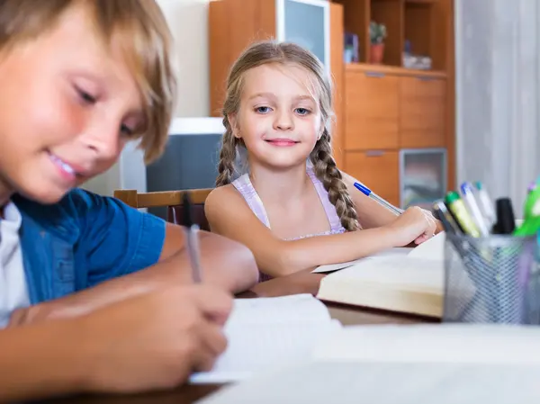 Porträt von Kindern mit Schulbüchern — Stockfoto