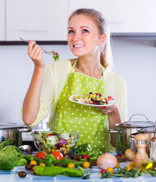 Mujer comiendo ensalada saludable —  Fotos de Stock
