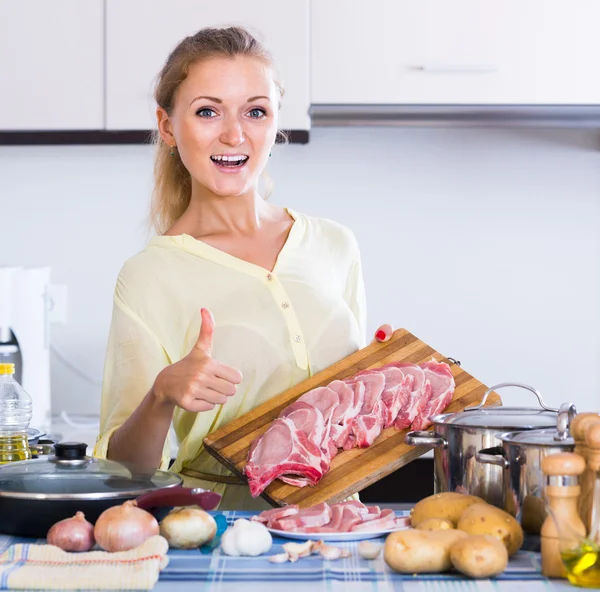 Retrato de chica rubia preparando carne — Foto de Stock