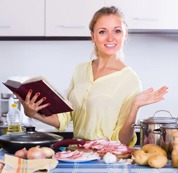 Dona de casa cozinhar com carne — Fotografia de Stock