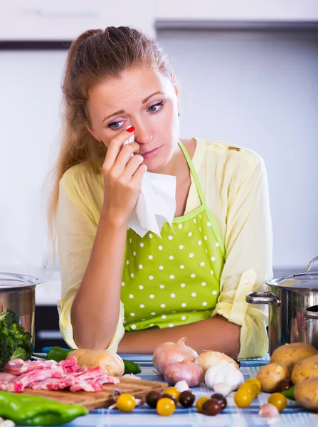 Menina frustrada olhando para os ingredientes — Fotografia de Stock