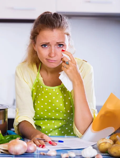 Triest meisje lezen bancaire verklaring — Stockfoto