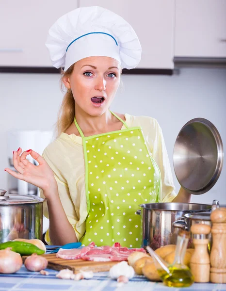 Dona de casa cozinhar com carne — Fotografia de Stock