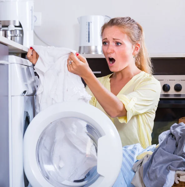 Ama de casa tomando ropa sucia — Foto de Stock