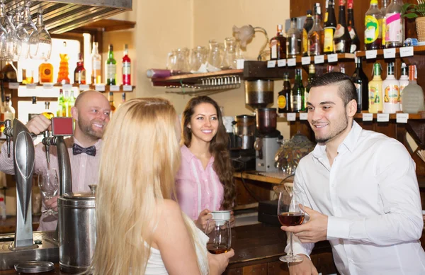 Paar trinkt Wein an Bar — Stockfoto