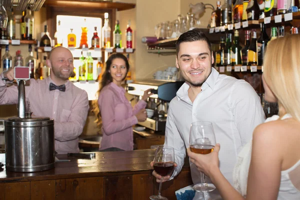 Paar trinkt Wein an Bar — Stockfoto