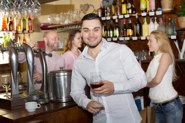 Barkeeper unterhält Gäste — Stockfoto