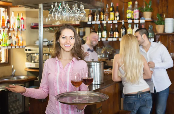 Serveerster bedrijf dienblad met glazen — Stockfoto