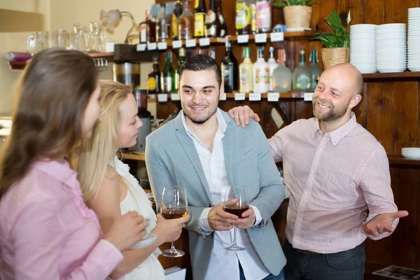 Young adults in bar — Stock Photo, Image