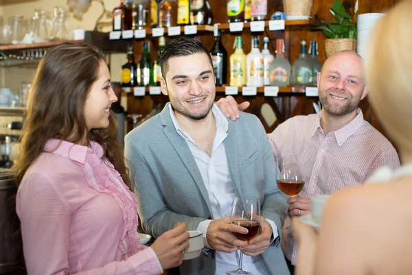 Ragazze flirtare con gli uomini in un bar — Foto Stock