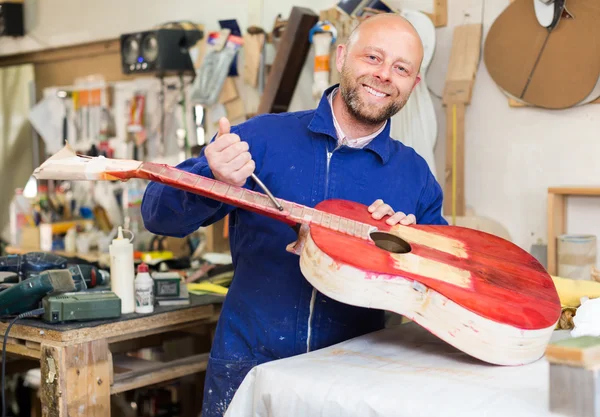 Ambachtsman bedrijf onvoltooide gitaar — Stockfoto