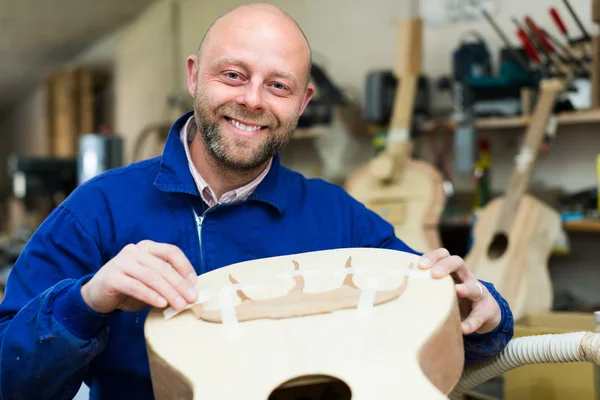 Gitaar-maker op workshop — Stockfoto