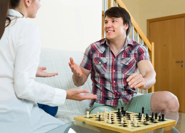 Couple playing chess at home — Stock Photo, Image