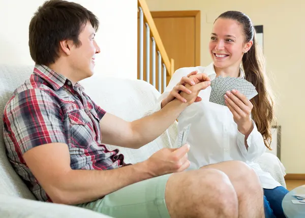 Homem e mulher jogando cartas — Fotografia de Stock