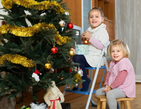 Dos niñas pequeñas decorando el árbol de Navidad — Foto de Stock