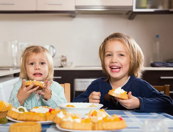 Two little girls with cream desserts — Stock Photo, Image