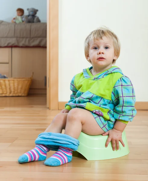 Barnet sitter på pottan — Stockfoto