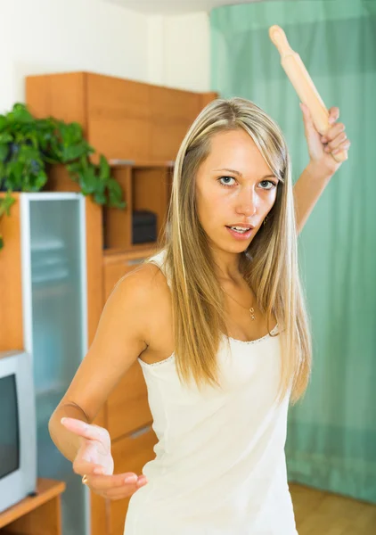 Wütendes Mädchen schwingt Arm mit Nudelholz — Stockfoto
