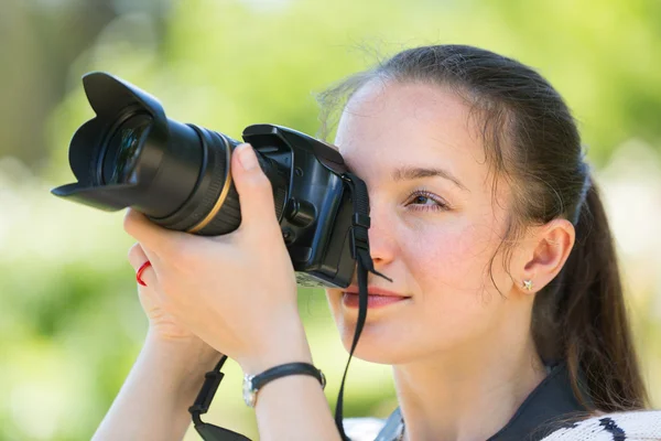 Fotograaf met camera buiten — Stockfoto