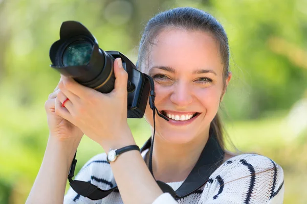 Chica con cámara fotográfica en el parque — Foto de Stock