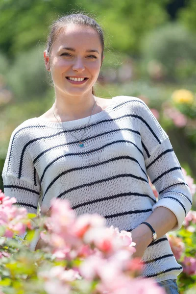 Outdoor Portret van lachende vrouw — Stockfoto