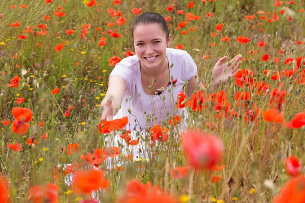 Woman outdoor in poppies — Stock Photo, Image