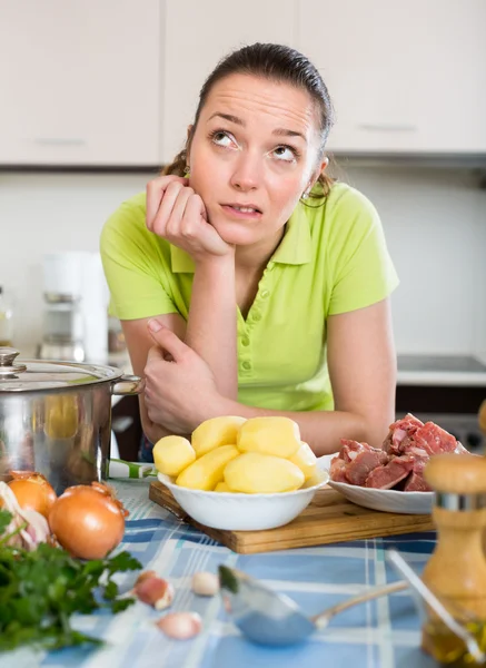 Confused housewife at kitchen — Stock Photo, Image