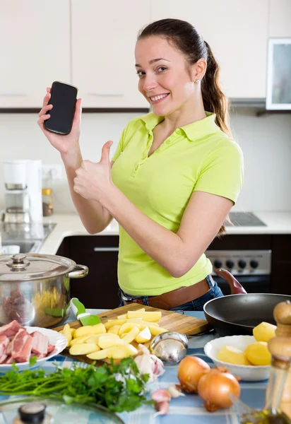 Chica prepara comida y fotografías — Foto de Stock