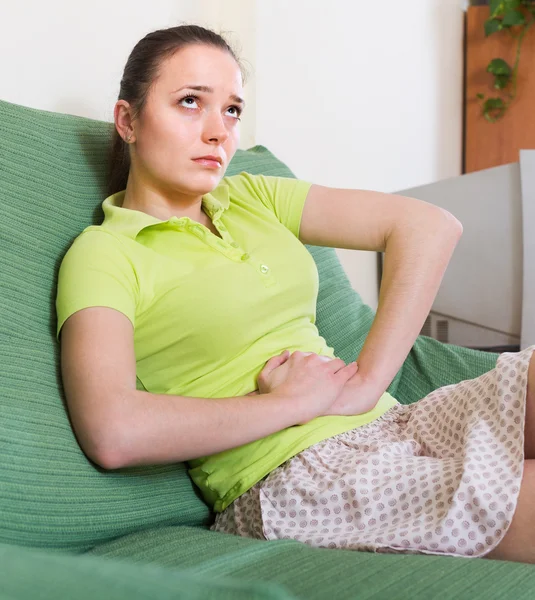 Mujer con dolor de estómago — Foto de Stock