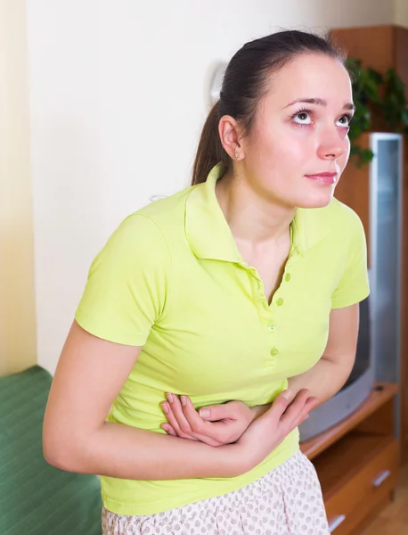 Upprörd kvinna med magen värker — Stockfoto