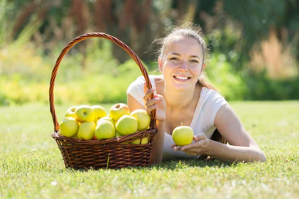 Fille avec des pommes récolte — Photo