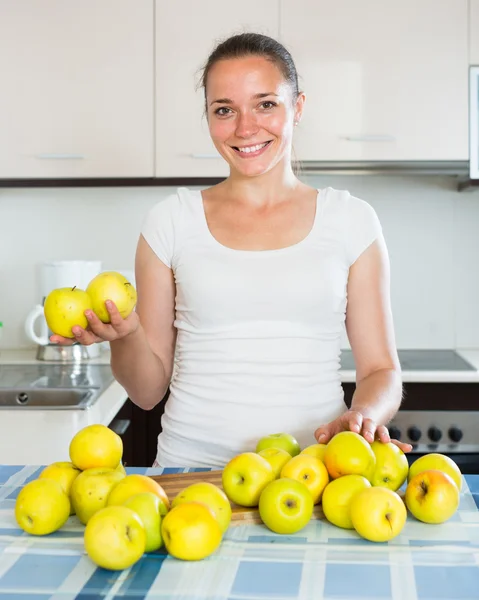 Woman preparing fresh apple juice — Stock Photo, Image