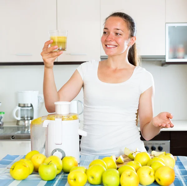 Woman preparing fresh apple juice — Stock Photo, Image