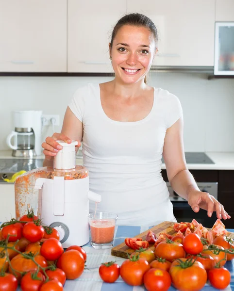 Girl preparing fresh juice in kitchen — Stock Photo, Image
