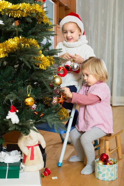 Duas meninas decorando árvore de Natal — Fotografia de Stock