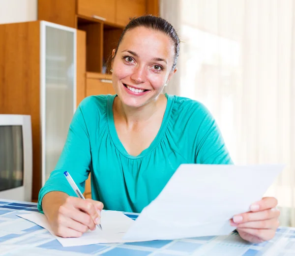 Mädchen füllt Steuerformulare aus — Stockfoto