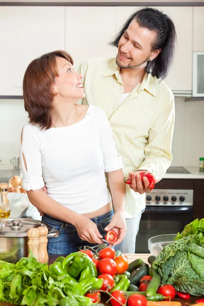 Huisvrouw met een man die samen koken — Stockfoto