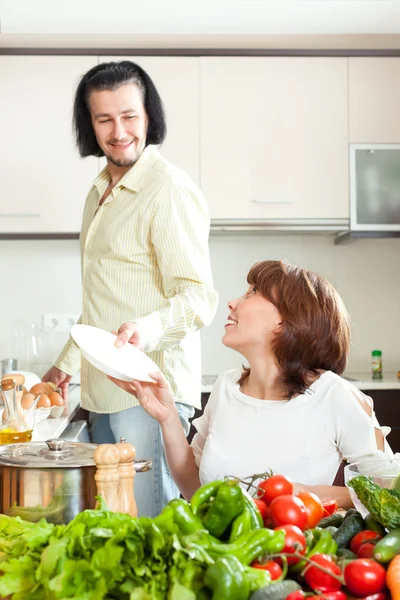 Couple avec légumes frais dans la cuisine — Photo