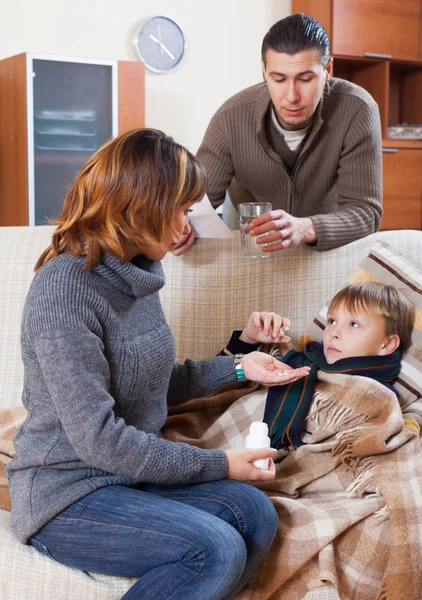 Ehepaar pflegt kranken Sohn — Stockfoto