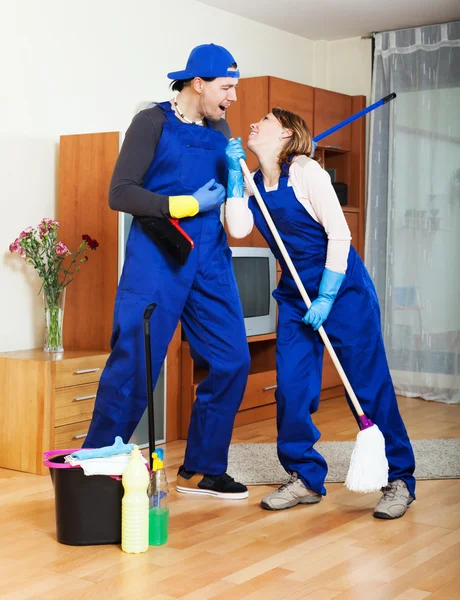 Equipe de limpeza brincalhão — Fotografia de Stock