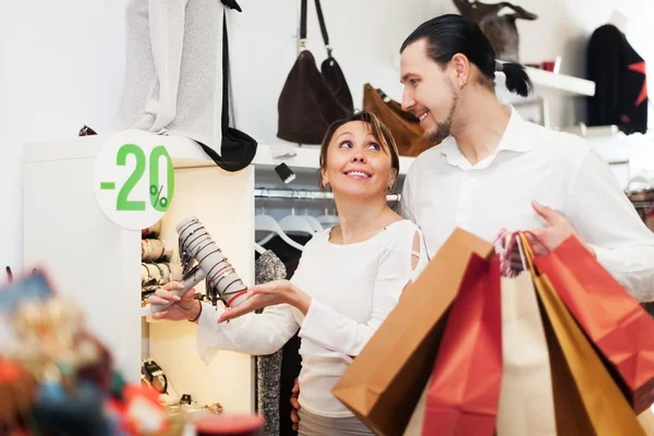 Coppia braccialetto di scelta al mercato — Foto Stock