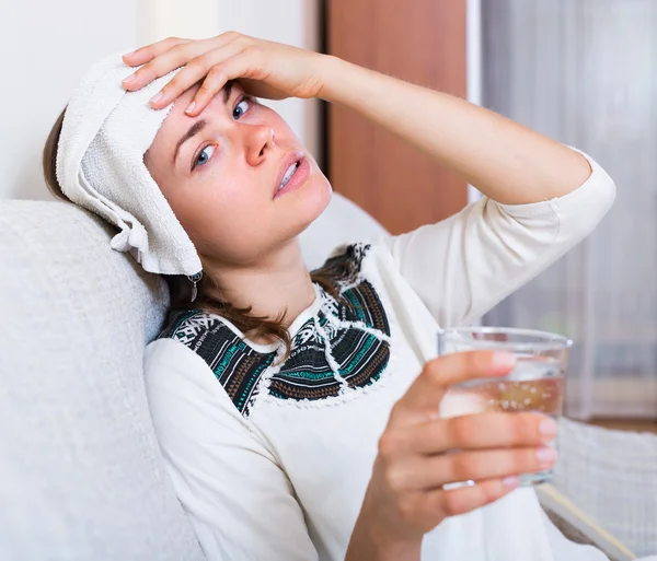 Dospělá žena s těžkými migrain — Stock fotografie