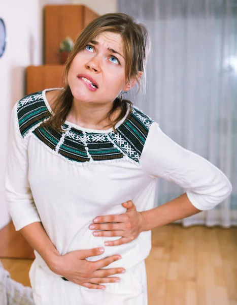 Dívka s bolestí břicha bolest — Stock fotografie