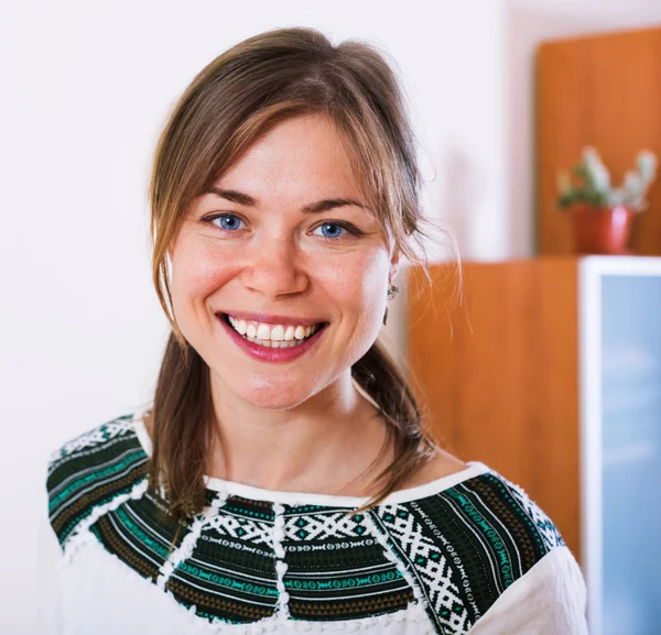 Vrolijke jonge meisje in casual kleding — Stockfoto